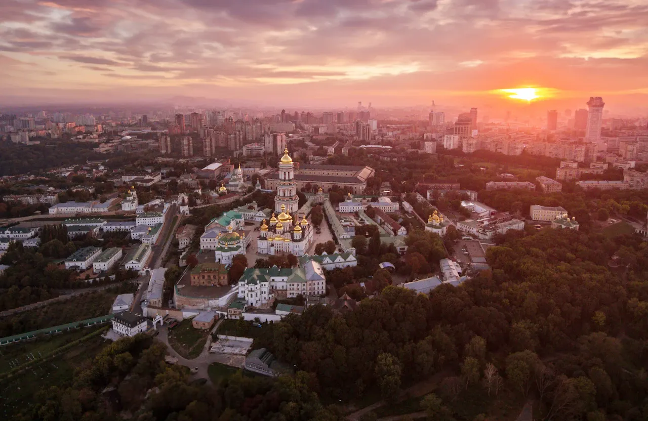 Панорама Києва з Києво-Печерською лаврою на заході сонця. Ілюстративне фото